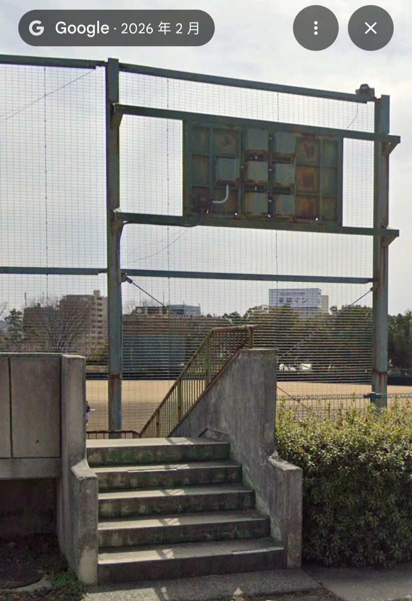 MadeInChapy's tweet photo. 御建公園野球場が気になりGoogleMapで散策。内野席から振り返ると驚くほど沢山のお墓がある。細い道を探ってると広い墓地の間をバーチャル空間で迷子になるという貴重体験が出来た。
26年2月だと物が散らばり老朽化してるが、整備して文化財として残してくれたらと思う場所。
歴史は残してこそ歴史。 https://t.co/nR1Y7qS3f1