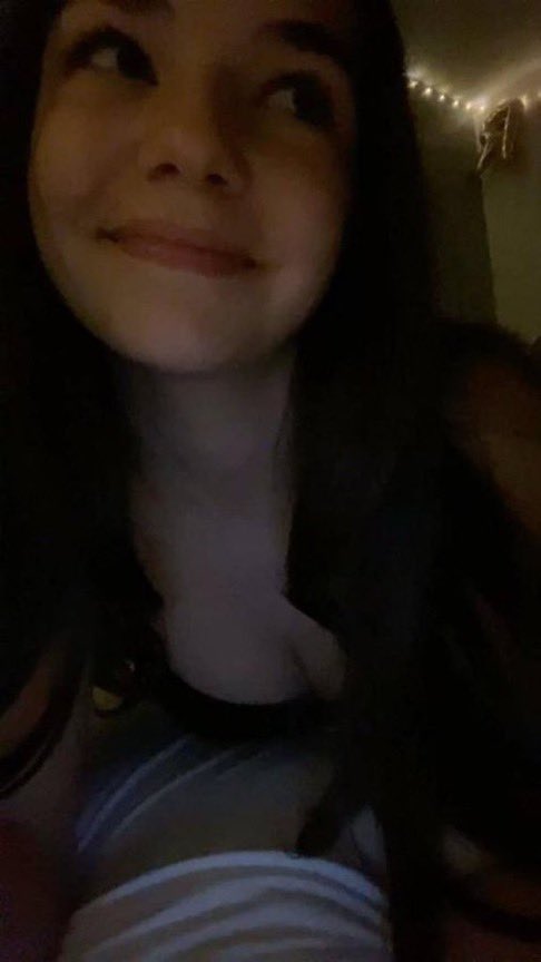 Haileyjoli's tweet photo. me + my tits -> your DMs  
want it? 🤭  
don't worry it's free ❤️😘 https://t.co/qRtUnszkEN