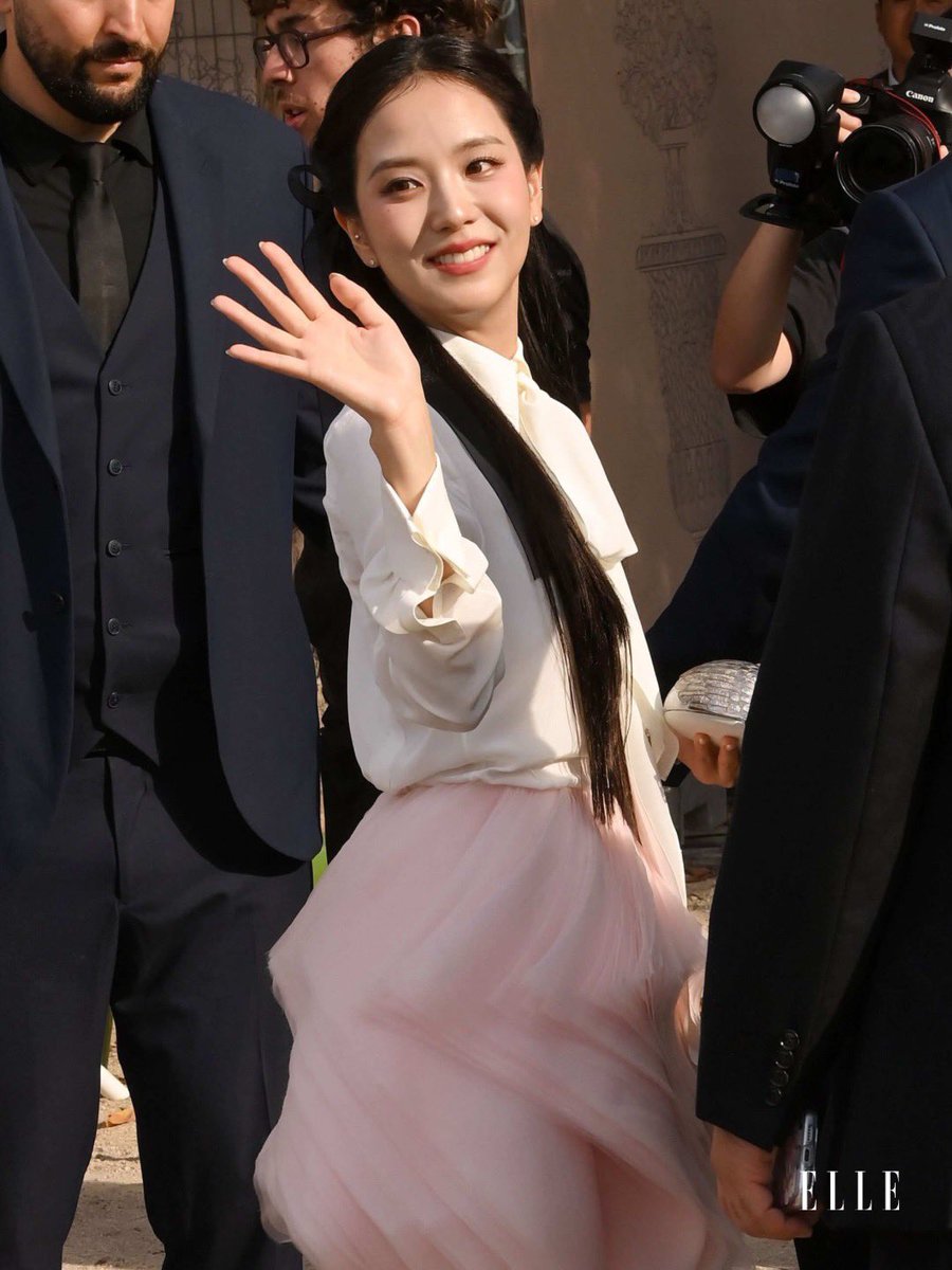 Jisoone1314__'s tweet photo. HUMAN DIOR JISOO AT PFW 
#JISOOxDiorSummer27 @Dior https://t.co/dlGfeEYopi