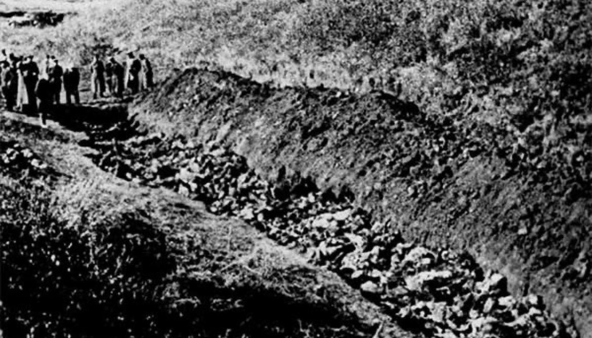 MocnyPetr62670's tweet photo. ‼️Dne 29. září 1941 začala v Kyjevě, okupovaném nacistickým Německem, jedna z nejhrůznějších kapitol holocaustu. Německé nařízení přikazovalo všem kyjevským Židům, aby se toho rána v 8:00 shromáždili na rohu ulic Melnikovy a Dokterivské, poblíž hřbitovů.

Výhrůžný text vyhlášky jasně stanovoval: „Židé žijící v Kyjevě a jeho okolí se dostaví 29. září 1941 v 8 hodin ráno na roh ulic Melnikovy a Dokterivské (u hřbitovů). S sebou si vezmou osobní doklady, cennosti, peníze, teplé oblečení, spodní prádlo atd.“ 

Následovalo mrazivé varování: „Všichni Židé, kteří neuposlechnou toto nařízení a budou přistiženi kdekoli jinde, budou zastřeleni.“ Poprava hrozila i civilistům, kteří by zcizili majetek evakuovaných Židů.

Toto shromáždění bylo předzvěstí dvoudenního masakru, který vešel do dějin jako Masakr v Babím Jaru. Během 29. a 30. září 1941 bylo v této rokli zavražděno přes 30 000 kyjevských Židů, čímž byl v podstatě zničen celý židovský život v Kyjevě.