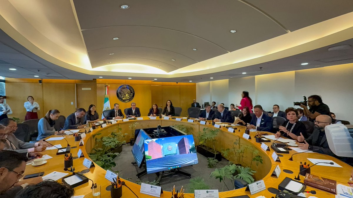 GabyJimenezMX's tweet photo. Iniciamos una semana de intenso trabajo legislativo en la Cámara de Diputados. En la Junta de Coordinación Política definimos la agenda parlamentaria, donde este martes 29 de septiembre llevaremos a cabo una Sesión Solemne por el 475 Aniversario de la UNAM, seguida de la Sesión Ordinaria. 

Asimismo, el miércoles 30 de septiembre recibiremos al Secretario de Hacienda y Crédito Público para la presentación del Paquete Económico y su comparecencia con motivo del Segundo Informe de Gobierno. Seguimos trabajando con responsabilidad y compromiso por el bien de México 🇲🇽.