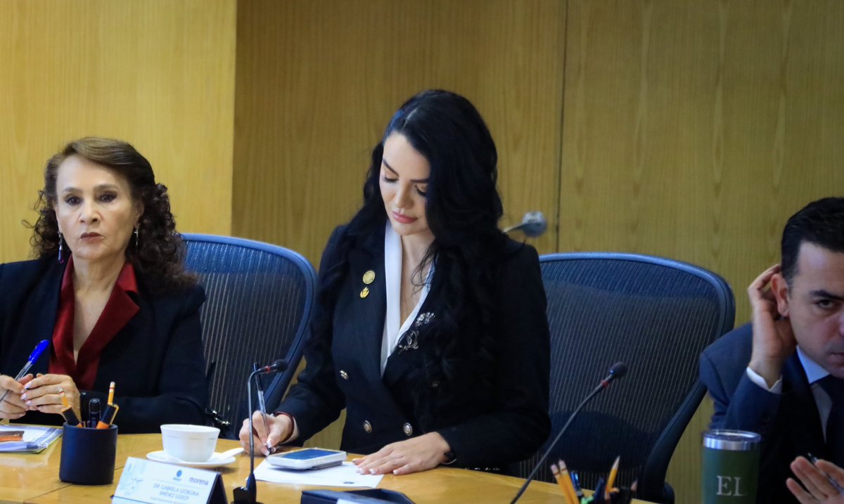 GabyJimenezMX's tweet photo. Iniciamos una semana de intenso trabajo legislativo en la Cámara de Diputados. En la Junta de Coordinación Política definimos la agenda parlamentaria, donde este martes 29 de septiembre llevaremos a cabo una Sesión Solemne por el 475 Aniversario de la UNAM, seguida de la Sesión Ordinaria. 

Asimismo, el miércoles 30 de septiembre recibiremos al Secretario de Hacienda y Crédito Público para la presentación del Paquete Económico y su comparecencia con motivo del Segundo Informe de Gobierno. Seguimos trabajando con responsabilidad y compromiso por el bien de México 🇲🇽.