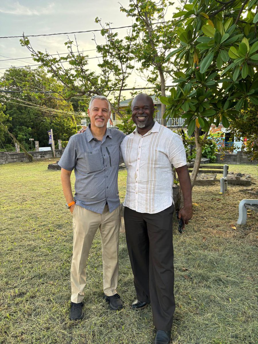 IsraelinRepDom's tweet photo. En el marco de su visita a St. Kitts & Nevis, el Embajador de Israel, Oren Bar-El, recorrió uno de los sitios históricos judíos más importantes del Caribe: el cementerio judío de Nevis, construido en 1684 por la comunidad sefardí que se estableció en la isla tras salir de Brasil.

Más de 340 años después, el cementerio se mantiene preservado — un testimonio silencioso de una comunidad que dejó una huella profunda en la historia de la región.

El Embajador Bar-El, además de representar a Israel en República Dominicana, también funge como embajador no residente ante varias islas del Caribe, incluyendo St. Kitts & Nevis. 🇰🇳🇮🇱

#IsraelEnRD