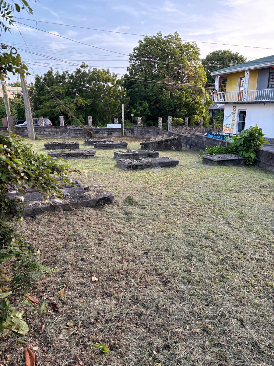 IsraelinRepDom's tweet photo. En el marco de su visita a St. Kitts & Nevis, el Embajador de Israel, Oren Bar-El, recorrió uno de los sitios históricos judíos más importantes del Caribe: el cementerio judío de Nevis, construido en 1684 por la comunidad sefardí que se estableció en la isla tras salir de Brasil.

Más de 340 años después, el cementerio se mantiene preservado — un testimonio silencioso de una comunidad que dejó una huella profunda en la historia de la región.

El Embajador Bar-El, además de representar a Israel en República Dominicana, también funge como embajador no residente ante varias islas del Caribe, incluyendo St. Kitts & Nevis. 🇰🇳🇮🇱

#IsraelEnRD