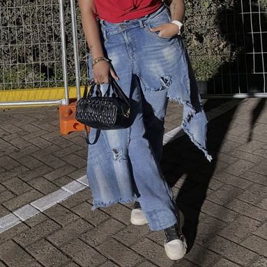 asksinatabu's tweet photo. Nairobi, a stylish shopper is seeking distressed light wash denim jeans with an asymmetrical cut. Size 32, noticeable rips, and under 5,000 KES? 🚨 Let’s get those offers in—delivery needed ASAP! https://t.co/QwvTfADh78 https://t.co/PEP5SE69p5