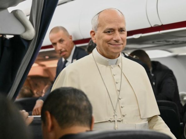 GiovaValentini's tweet photo. Papa Leone “scomunica” l’ultra destra: “È lontana dal Vangelo”. Vale per tutti, per AdF e anche per Vannacci… https://t.co/WJR4Rr7eoF