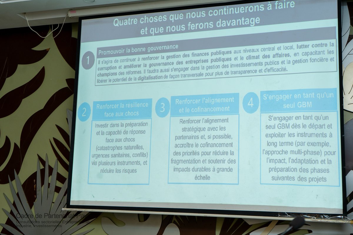 RdcTransforme's tweet photo. Banque mondiale-RDC : les priorités économiques pour les dix prochaines années se précisent

Le Gouvernement congolais et le Groupe de la Banque mondiale ont réuni, ce 29 septembre 2026 à Kinshasa, les administrations publiques, les agences spécialisées, les institutions financières et les organisations du secteur privé.
Cette consultation consacrée au Cadre de partenariat pays 2027-2036 a porté sur quatre sujets : le développement des PME, l’industrialisation, l’accès au financement et l’attractivité des investissements.
Le ministre de l’Entrepreneuriat et du Développement des petites et moyennes entreprises, assurant également l’intérim du ministre de l’Industrie, a présenté les priorités de son programme. Il a insisté sur la consolidation des acquis, le déploiement territorial des interventions et le renforcement des agences publiques autour de trois espaces économiques : le corridor d’Inga, le corridor de Lobito et le corridor de la Paix.
De son côté, Albert G. Zeufack a proposé de mobiliser plusieurs institutions du Groupe de la Banque mondiale. Cette approche associe les financements concessionnels de l’IDA, les interventions de la SFI auprès du secteur privé et les garanties de la MIGA pour élargir les possibilités de financement des entreprises et des projets industriels.
Les participants ont discuté des réformes à retenir, les chaînes de valeur à développer, l’accès des PME au crédit, la transformation locale, les zones économiques spéciales et les indicateurs qui permettront de mesurer les résultats.
Leurs contributions alimenteront le Cadre de partenariat pays qui orientera la coopération entre la RDC et le Groupe de la Banque mondiale de 2027 à 2036.

Lire l’article complet sur le site du Projet TRANSFORME : https://t.co/vCwcKfV9mp

#BanqueMondiale #RDC #Entrepreneuriat #PME #Industrie #Investissement #TRANSFORME