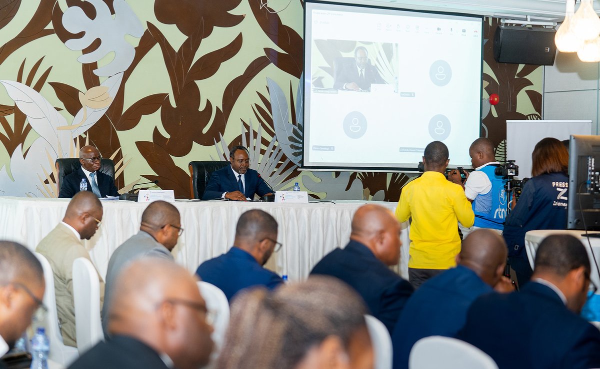 RdcTransforme's tweet photo. Banque mondiale-RDC : les priorités économiques pour les dix prochaines années se précisent

Le Gouvernement congolais et le Groupe de la Banque mondiale ont réuni, ce 29 septembre 2026 à Kinshasa, les administrations publiques, les agences spécialisées, les institutions financières et les organisations du secteur privé.
Cette consultation consacrée au Cadre de partenariat pays 2027-2036 a porté sur quatre sujets : le développement des PME, l’industrialisation, l’accès au financement et l’attractivité des investissements.
Le ministre de l’Entrepreneuriat et du Développement des petites et moyennes entreprises, assurant également l’intérim du ministre de l’Industrie, a présenté les priorités de son programme. Il a insisté sur la consolidation des acquis, le déploiement territorial des interventions et le renforcement des agences publiques autour de trois espaces économiques : le corridor d’Inga, le corridor de Lobito et le corridor de la Paix.
De son côté, Albert G. Zeufack a proposé de mobiliser plusieurs institutions du Groupe de la Banque mondiale. Cette approche associe les financements concessionnels de l’IDA, les interventions de la SFI auprès du secteur privé et les garanties de la MIGA pour élargir les possibilités de financement des entreprises et des projets industriels.
Les participants ont discuté des réformes à retenir, les chaînes de valeur à développer, l’accès des PME au crédit, la transformation locale, les zones économiques spéciales et les indicateurs qui permettront de mesurer les résultats.
Leurs contributions alimenteront le Cadre de partenariat pays qui orientera la coopération entre la RDC et le Groupe de la Banque mondiale de 2027 à 2036.

Lire l’article complet sur le site du Projet TRANSFORME : https://t.co/vCwcKfV9mp

#BanqueMondiale #RDC #Entrepreneuriat #PME #Industrie #Investissement #TRANSFORME