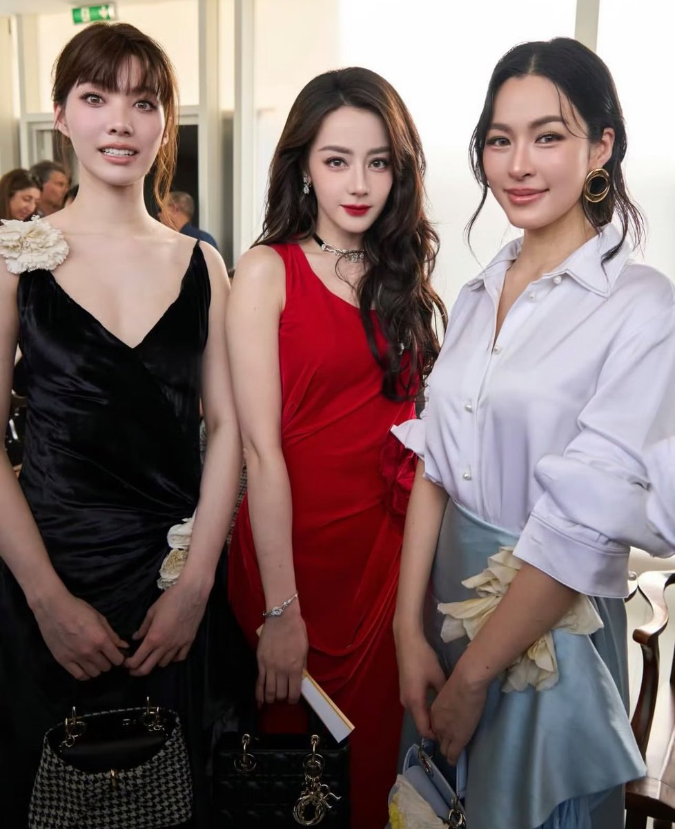 Rebaxx63's tweet photo. Dilraba, Kwong Lingling and Orm Kornnaphat 

DILRABA DAZZLES DIORSS27

#Dilraba #DilrabaxDiorSummerSS27 #DiorSummer27
@Dior https://t.co/9wamwfQInw
