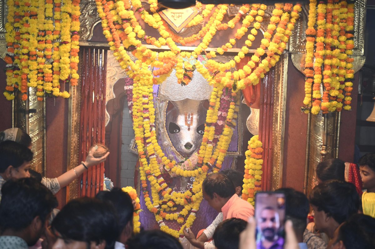 VishvasSarang's tweet photo. जय श्री खेड़ापति सरकार🚩

मंगलवार दर्शन🙏

📍श्री #खेड़ापति_हनुमान मंदिर, छोला, भोपाल https://t.co/6w1KPJpJnB