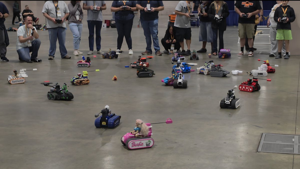 leemerie3d's tweet photo. @3DPrintopia Was a blast! I'll post some pictures up later but wanted to make a special post to Sydney here and her father for allowing her to race as they were about to leave!

I asked them if she would be allowed to enter the deathracer battle and use one of our racers. She had a lot of fun and did really well actually! And another thanks to Dad for allowing the post! 

Drop a comment and congratulate her on going to battle with the best out there! 😉 @West3DPrinting 

#3dprinting #stem
