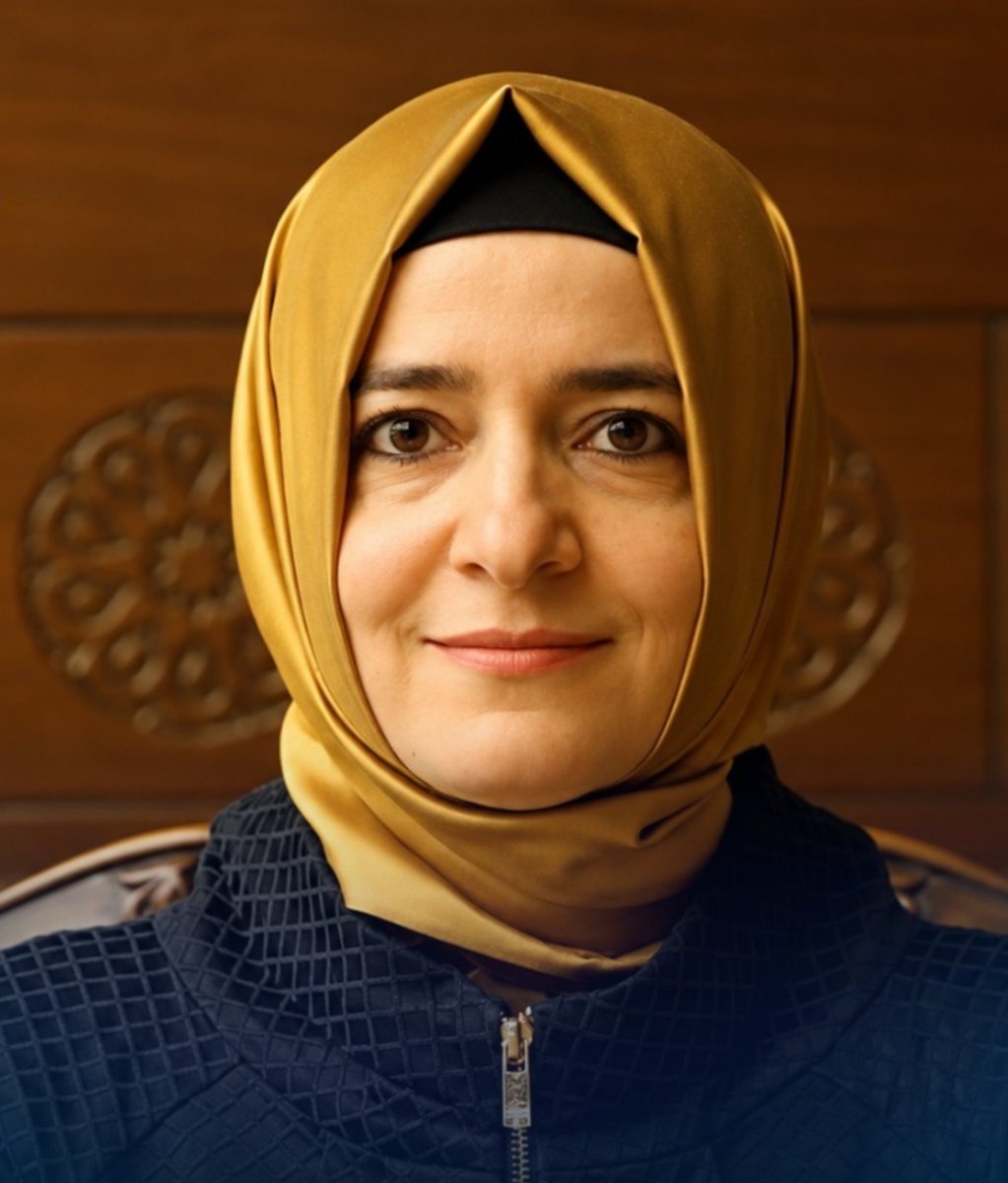 ErkanTrukten's tweet photo. PARAYI İADE ETMEK YETİYOR MU?

Soru: “2,2 milyar lirayı Hazine'ye yatırmışlar. Daha ne istiyorsunuz? Para ceplerinde mi kalsaydı?”

Cevap: Mesele bu kadar basit mi?

Burada araştırılması gereken son derece ciddi bir bilgi suistimali şüphesi vardır.

BU DOSYA KAPANMAMALI!

Özata Denizcilik hissesi nisan başında yaklaşık 220 TL seviyelerindeydi.

15 Eylül 2026'da 4.980 TL'den kapandı. Gün içerisinde 5.080 TL'yi gördü.

16 Eylül'de ise 5.115 TL'yi gördükten sonra 4.482,50 TL'ye kapandı.

Sonra ne oldu?

17 Eylül: 4.035 TL.

18 Eylül: 3.632,50 TL.

21 Eylül: 3.270 TL.

25 Eylül: 2.150 TL.

28 Eylül: 1.935 TL.

Yani aylar boyunca yüzlerce liradan binlerce liraya çıkan hisse, tarihî zirvesine ulaştığı dönemin hemen ardından çok sert bir çöküş yaşadı.

Şimdi Kaya çiftine ilişkin iddialara bakalım.

Kamuoyuna açıklanan bilgilere göre işlemler nisan ayında başladı.

Eylül ayında ise satış ve para çekme işlemlerinin gerçekleştirildiği ileri sürülüyor.

Daha önemlisi, bunların piyasadaki büyük kırılmadan hemen önceki döneme denk geldiği iddia ediliyor.

MESELE “Hisseyi aldılar ve çok para kazandılar” değildir.

Mesele şudur:

Bu büyüklükte bir pozisyon alındı. Hisse olağanüstü yükseldi. Ve kamuoyuna açıklanan işlem bilgileri doğruysa, pozisyondan çıkış da hissenin tarihî zirvesine ulaştığı ve hemen ardından büyük çöküşün başladığı döneme denk geldi.

Sermaye Piyasası Kanunu'nun 106. maddesindeki bilgi suistimali bakımından cevaplanması gereken temel soru tam olarak şudur:

Bu işlemleri yapan kişiler, diğer yatırımcıların bilmediği ve henüz kamuya açıklanmamış, fiyatı veya yatırım kararını etkileyebilecek bir bilgiye sahip miydi?

Telefon ve iletişim kayıtları.

Mesajlaşmalar.

Aracı kurum kayıtları.

Emirlerin verildiği tarihler ve saatler.

Hangi hesaptan hangi emirlerin verildiği.

Satış kararlarının kim tarafından alındığı.

Kaya çiftinin şirket, fon ve ilgili kişilerle herhangi bir iletişim trafiğinin bulunup bulunmadığı.

Kamuya açıklanmamış olabilecek bilgilerin kimlerin elinde bulunduğu.

Bunların araştırılması gerekir.

SPK, 25 Eylül'de Özata Denizcilik pay piyasasındaki işlemleri inceleyerek 11 kişi hakkında Sermaye Piyasası Kanunu'nun 107/1 maddesi kapsamında suç duyurusunda bulundu.

Fatma Betül Sayan Kaya ve İlyas Kaya bu listede yoktu.

Aynı hissede böylesine büyük işlemler yaptığı ileri sürülen Kaya çifti neden o suç duyurusunda yoktu?

İşlemleri incelendi ve herhangi bir suç şüphesine rastlanmadıysa bunu açıklayın.

İncelenmediyse neden incelenmediğini açıklayın.

İnceleme devam ediyorsa hangi kapsamda devam ettiğini açıklayın.

“Parayı geri verdiniz, mesele kapanmıştır” mı denilecek?

Yoksa bu paranın nasıl elde edildiği ayrıca araştırılacak mı?

Çünkü bir malvarlığı değerinin kamuya aktarılması ile bir suç şüphesinin araştırılması aynı şey değildir.

Dolayısıyla:

2,2 milyar TL hangi hukuki gerekçeyle Hazine'ye yatırıldı?

Hazine neden Kaya çiftine bir banka hesabı bildirdi?

Hesabı kim talep etti?

SPK mı?

Savcılık mı?

Hazine mi?

Kaya çiftinin avukatları mı başvurdu?

Bu ödeme hangi hukuki işlem kapsamında gerçekleştirildi?

Ve belki de en önemlisi:

2,2 milyar TL rakamını kim ve hangi yöntemle hesapladı?

Kanunun 107/1 maddesi işlem bazlı piyasa dolandırıcılığını düzenliyor.

107/3 ise bu suç bakımından özel bir etkin pişmanlık sistemi getiriyor.

Kanunun öngördüğü koşullarda, elde edilen veya elde edilmesine sebep olunan menfaatin iki katının Hazine'ye soruşturma başlamadan önce ödenmesi ile soruşturma başladıktan sonra ödenmesi aynı hukuki sonucu doğurmuyor.

Soruşturma başlamadan önce yapılan ödeme, şartları oluşmuşsa ceza verilmemesi sonucunu doğurabiliyor.

Kaya çifti hakkında 25 Eylül'de neden suç duyurusunda bulunulmadı?

Kaya çiftinin işlemleri neden ayrıldı?

Bilgi suistimali suçu çok büyük bir şüphe içeriyorken, meseleyi kapatmak suçu örtmek olmaz mı?