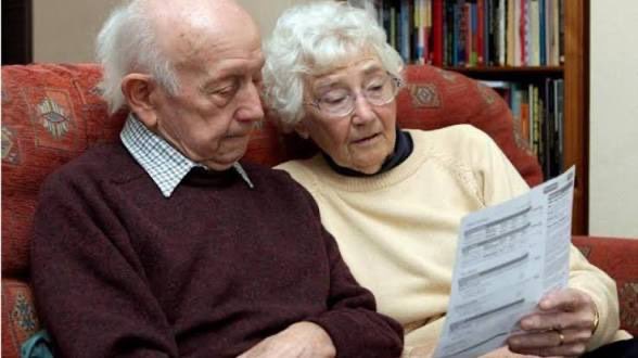 mark_hoath's tweet photo. Dear Pensioners , I’m cutting your pensions which you paid into your whole life and worked hard for so I can give the money and provide safe passage , a huge Police escort and hotels for criminals and potential rapists who’ve paid nothing . Sorry about that. 
Regards 
@andyburnham