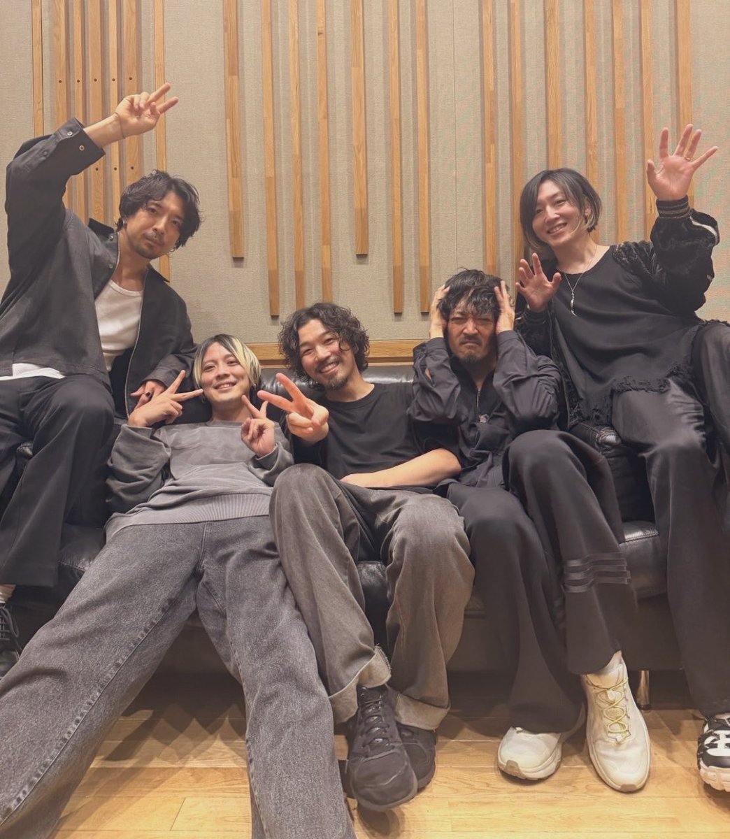 cmps_sosuke__'s tweet photo. 今日はDUSTCELL @DUST_CELL のYouTube生配信ライブだったよー！
見てくれた人ありがとう🔥
アーカイブ残ってるみたいだから見てねー👌
https://t.co/WqFz0DX1wc

バイブス高すぎた、ほんとに、EMA @eumza1 の歌もバンドもヤバい、マジで、強い、最高、満たされ🔥 https://t.co/5fO69ArlcX