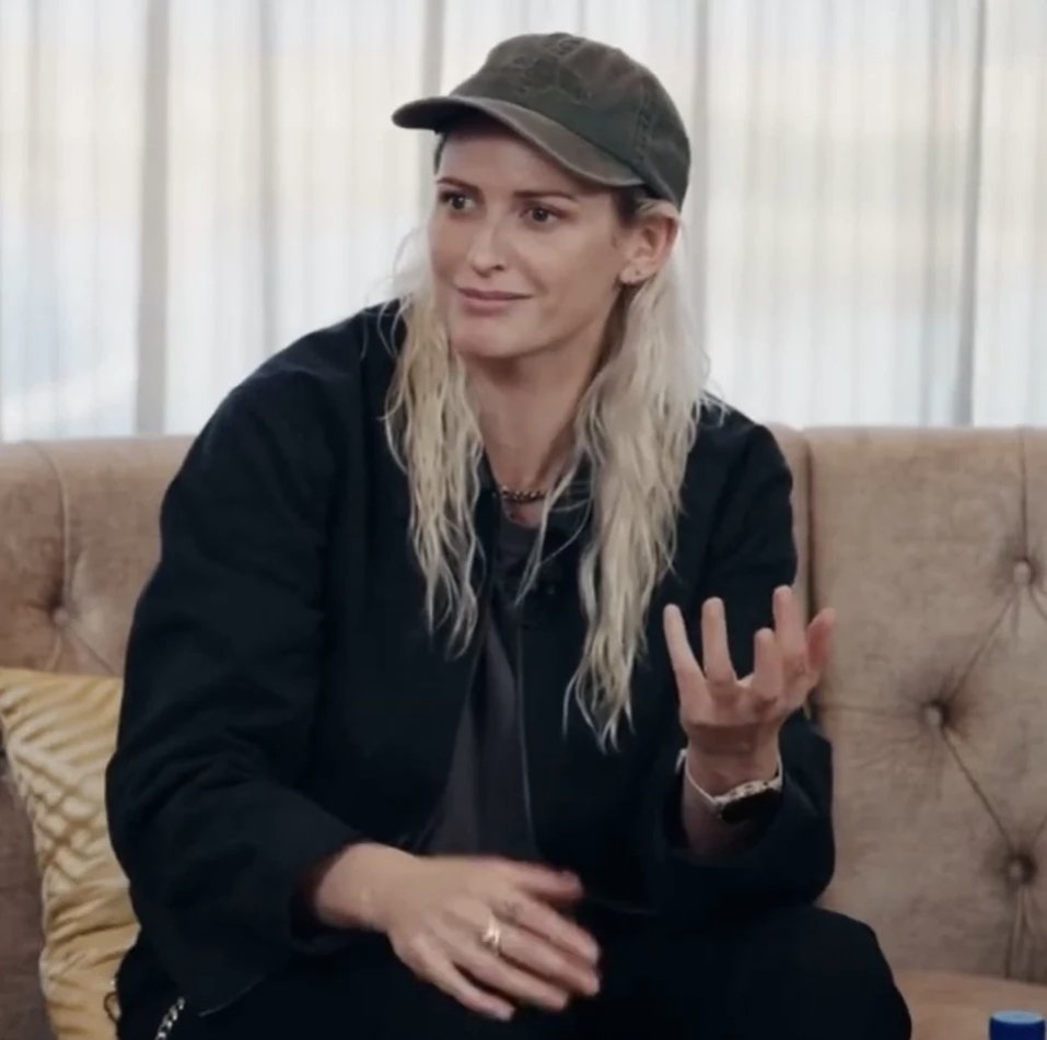EricTheEmilyFan's tweet photo. She looked extra cute here! I really love when she wears hats https://t.co/Zg0A4yO1RC