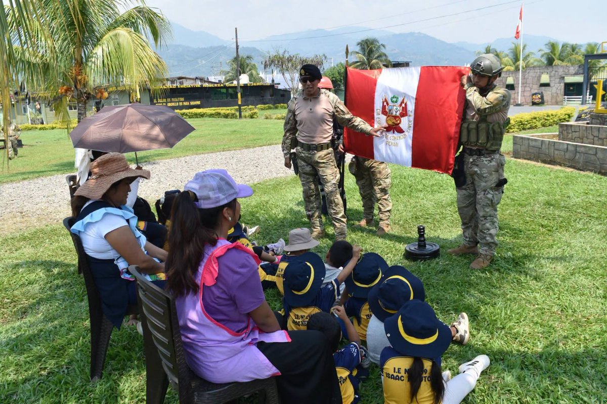 EjercitoPeru's tweet photo. #VRAEM | El @EjercitoPeru , a través de la 2a Brigada de Infantería, recibió a los alumnos de la I. E. Nº 1369 “Isaac Newton” en la Compañía Especial de Comandos “Lince” Nº 2, donde los niños compartieron una jornada de fraternidad, aprendizaje y civismo. #NDP https://t.co/N3rMo3FYnE