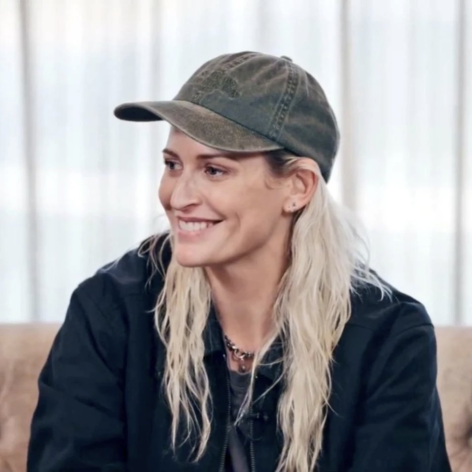 EricTheEmilyFan's tweet photo. She looked extra cute here! I really love when she wears hats https://t.co/Zg0A4yO1RC