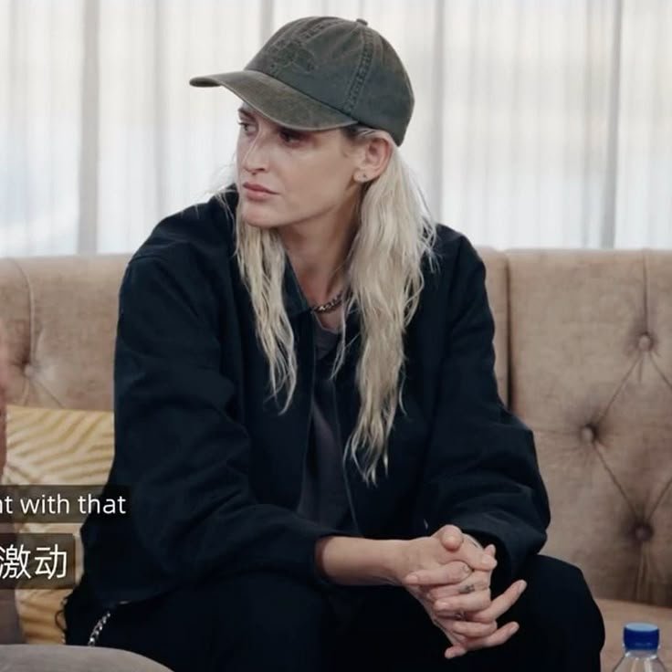 EricTheEmilyFan's tweet photo. She looked extra cute here! I really love when she wears hats https://t.co/Zg0A4yO1RC