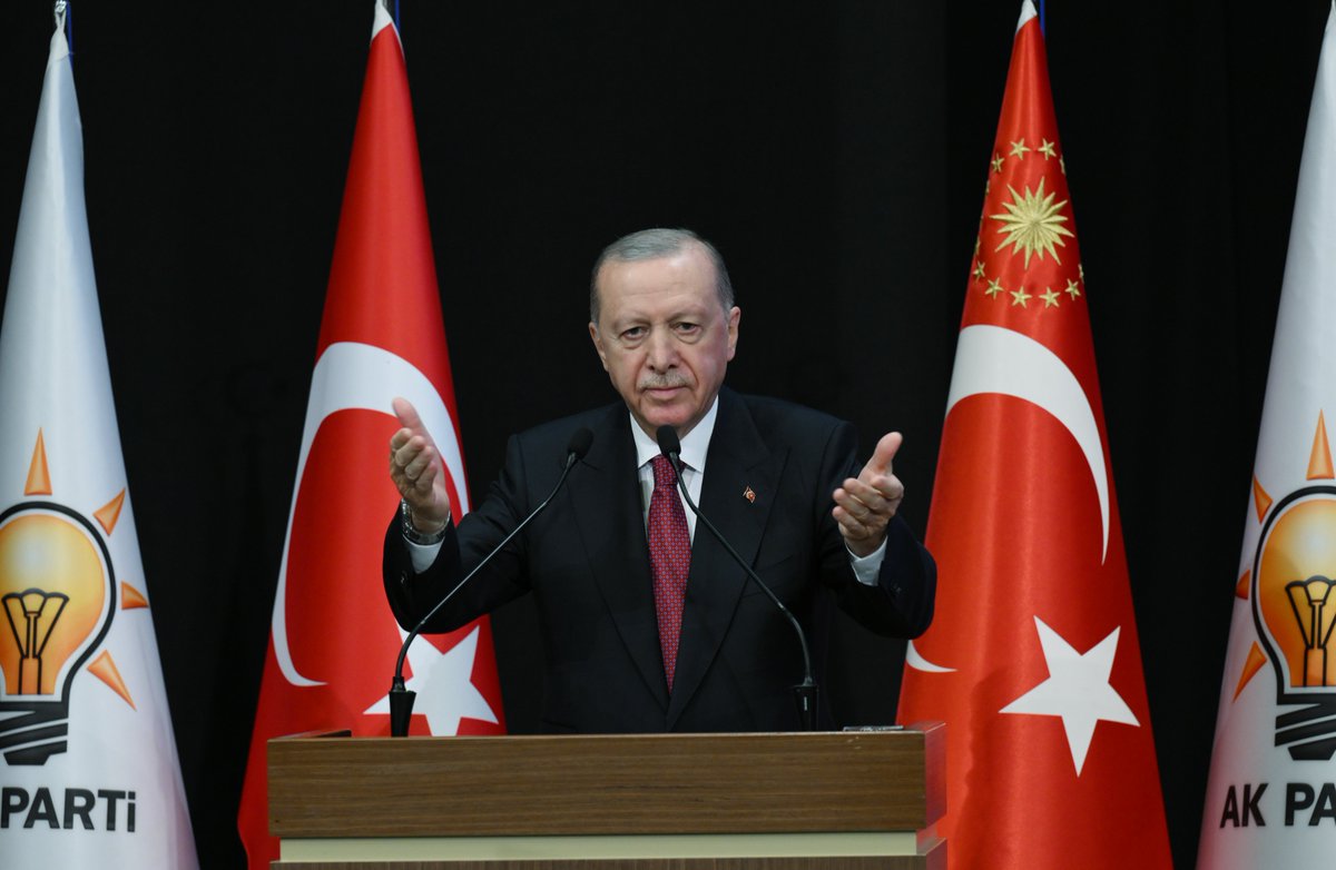 Akparti's tweet photo. "Millete, ümmete ve insanlığa hizmet davamızda aramıza kimse giremez, giremedi, bundan sonra da giremeyecek."

Genel Başkanımız ve Cumhurbaşkanımız Sayın Recep Tayyip Erdoğan, Genişletilmiş İl Başkanları Toplantımıza katıldı. https://t.co/ka8XHbJwBk