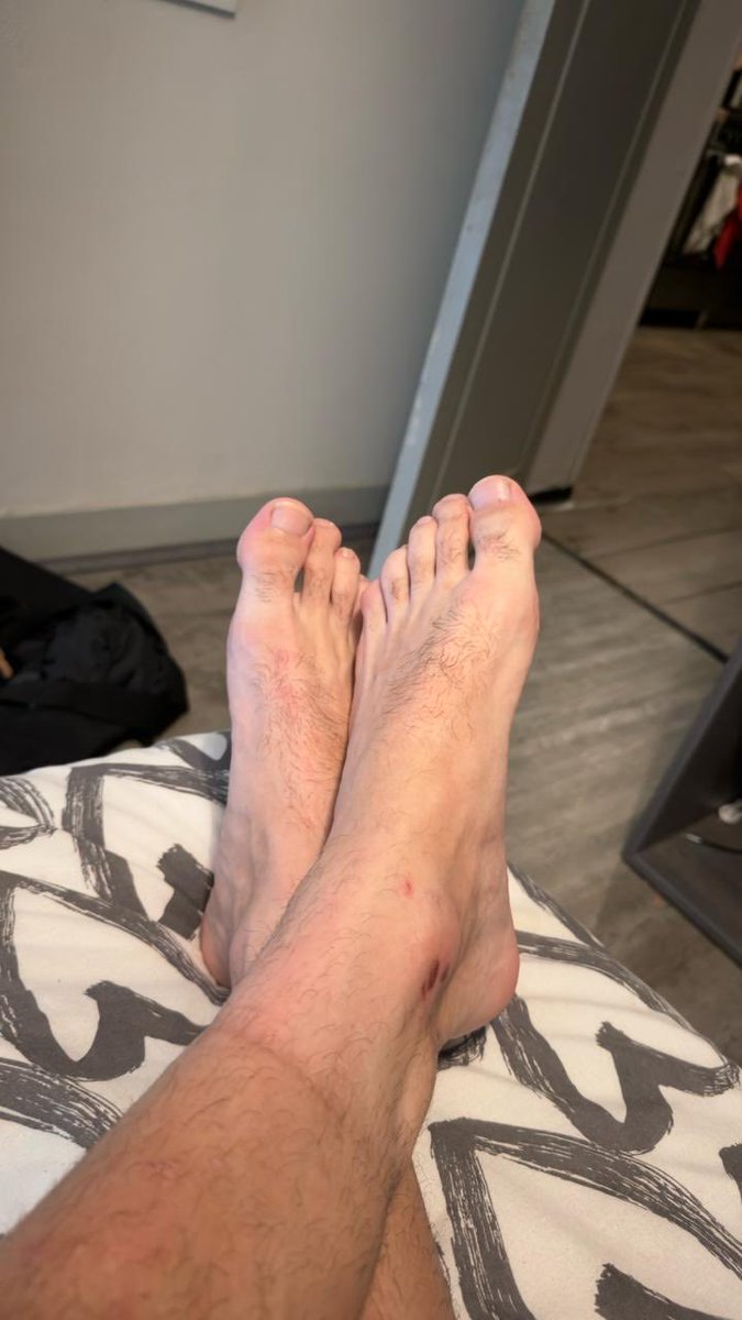 apolotoni's tweet photo. Les pieds c’est un critère de beauté chez un homme ? https://t.co/FtMl2ePOML