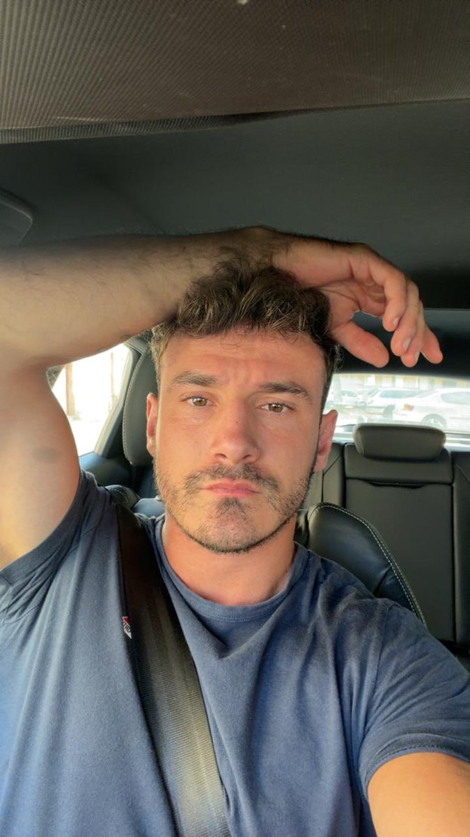 apolotoni's tweet photo. Les pieds c’est un critère de beauté chez un homme ? https://t.co/FtMl2ePOML