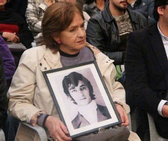 RadioUmbral's tweet photo. Soy Ana Luisa Sáez 
Soy madre de Michel Nash Sáez 
Mi hijo de 19  años fue fusilado  por el  ejército el 29 de septiembre de 1973 por negarse a disparar contra su pueblo tras el golpe de estado 
Su cuerpo aún no aparece
La vida se me fue buscándolo

NO ME OLVIDES 
NO LO OLVIDES https://t.co/ABRgPjWJxf