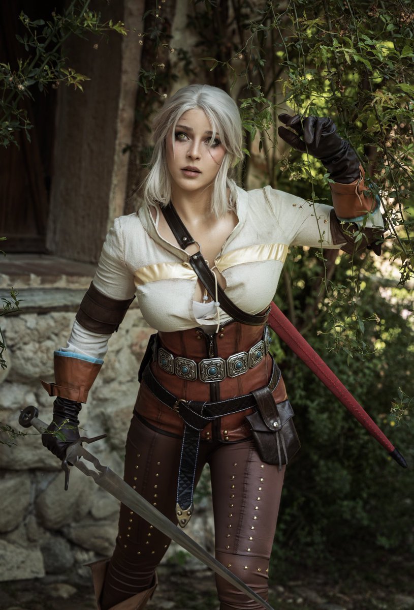shermie_cos's tweet photo. Are you guys already playing The Witcher 3 Remastered? I can’t wait to get into iiiit. Don’t mind if I disappear for a few days. 👀 https://t.co/9Q8lq44bhA