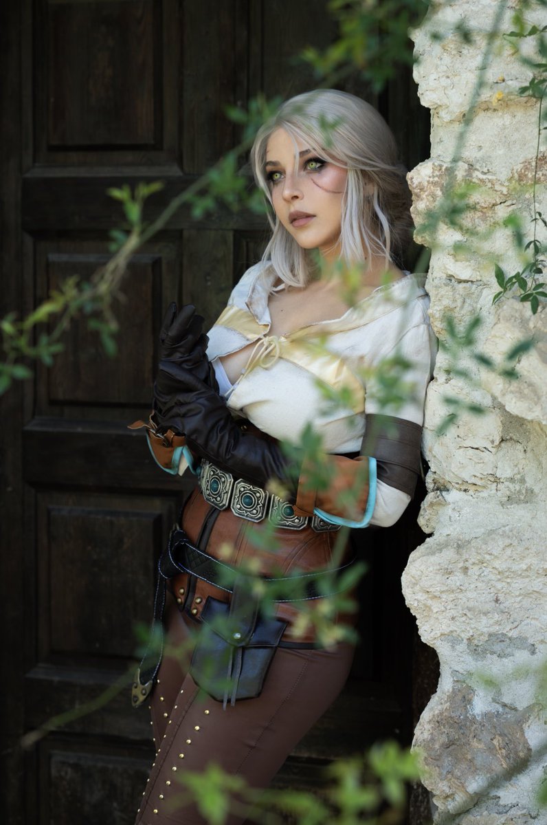 shermie_cos's tweet photo. Are you guys already playing The Witcher 3 Remastered? I can’t wait to get into iiiit. Don’t mind if I disappear for a few days. 👀 https://t.co/9Q8lq44bhA