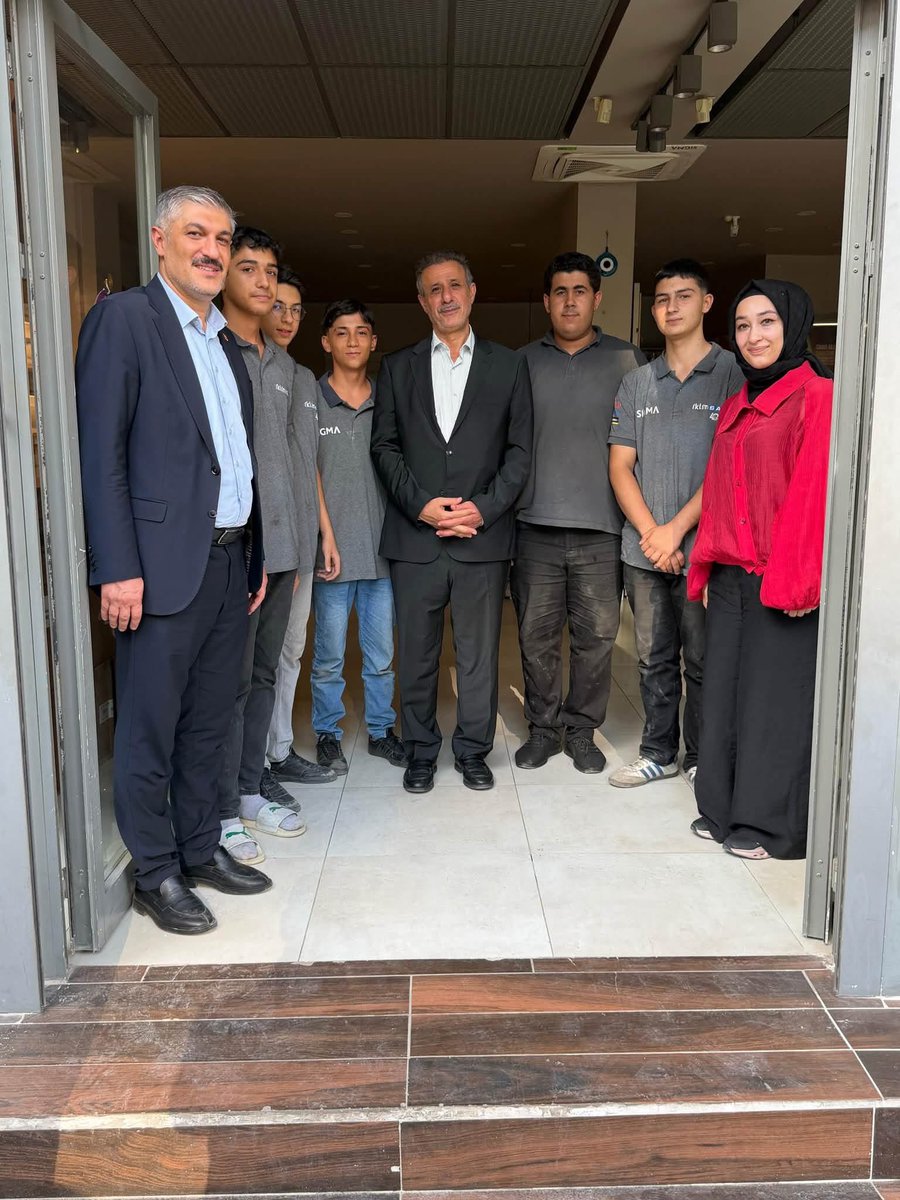 Aknizipkadinkol's tweet photo. Ak parti Gaziantep Milletvekilimiz Sayın İrfan Çelikaslan, İlçe Başkanımız Sayın Fatih Altunses, Kadın Kolları Başkanımız Sayın Rabia Günbay ve kıymetli teşkilatımızla birlikte 35’lik Cadde üzerinde esnaflarımızı ziyaret ettik. https://t.co/oWjCpEgsh1