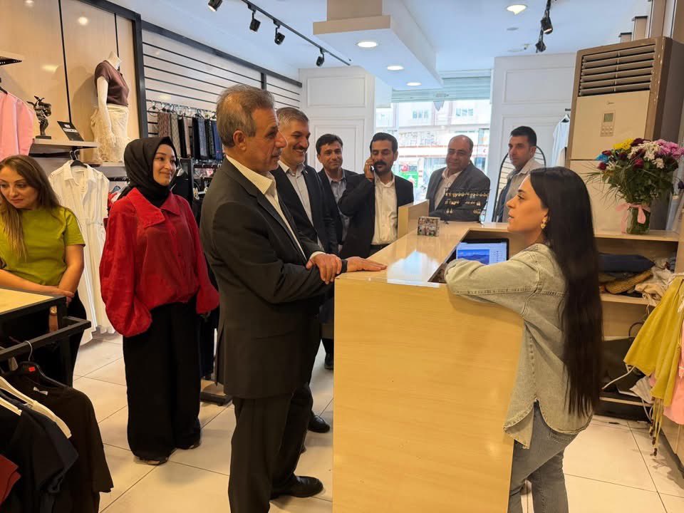 Aknizipkadinkol's tweet photo. Ak parti Gaziantep Milletvekilimiz Sayın İrfan Çelikaslan, İlçe Başkanımız Sayın Fatih Altunses, Kadın Kolları Başkanımız Sayın Rabia Günbay ve kıymetli teşkilatımızla birlikte 35’lik Cadde üzerinde esnaflarımızı ziyaret ettik. https://t.co/oWjCpEgsh1