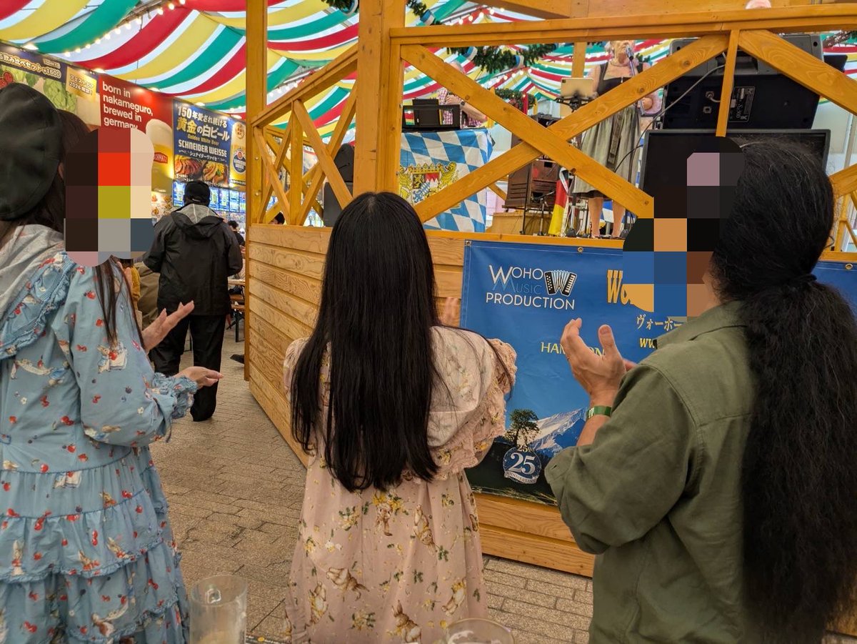 sachibudou's tweet photo. 今日はチーフみちさん（@ca0825askam ）夫妻とC先生とオクトーバーフェストに！🥰（一応顔伏せ！）
めちゃくちゃ美味しかったし楽しかった！
知らないおじさんとくるくる踊りました☺️笑笑
猫ジョッキフルコンプ〜🥰
チーフとみちさんありがとうございました🥰 https://t.co/fyWFFRLSD9