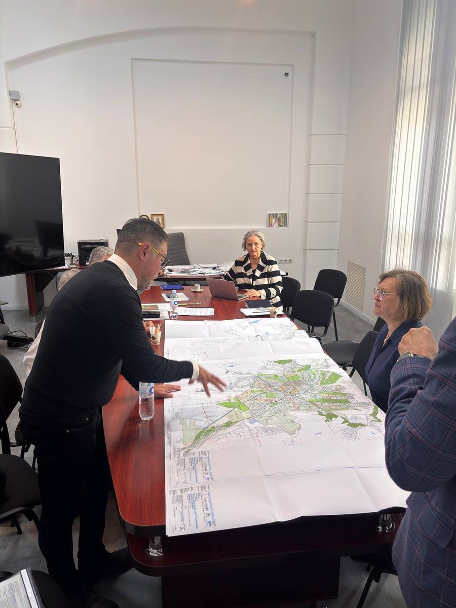 Elenaandrerkd's tweet photo. Ca ingineră, mă uit altfel la oraș când aud de Chișinău 2040. Orașul s-a schimbat mult în ultimii ani, iar mobilitatea și infrastructura trebuie să țină pasul. Sunt curioasă cum va arăta Chișinăul peste 10–15 ani. 🇲🇩 #Chisinau #Moldova #Infrastructura https://t.co/GoACQq4iK1