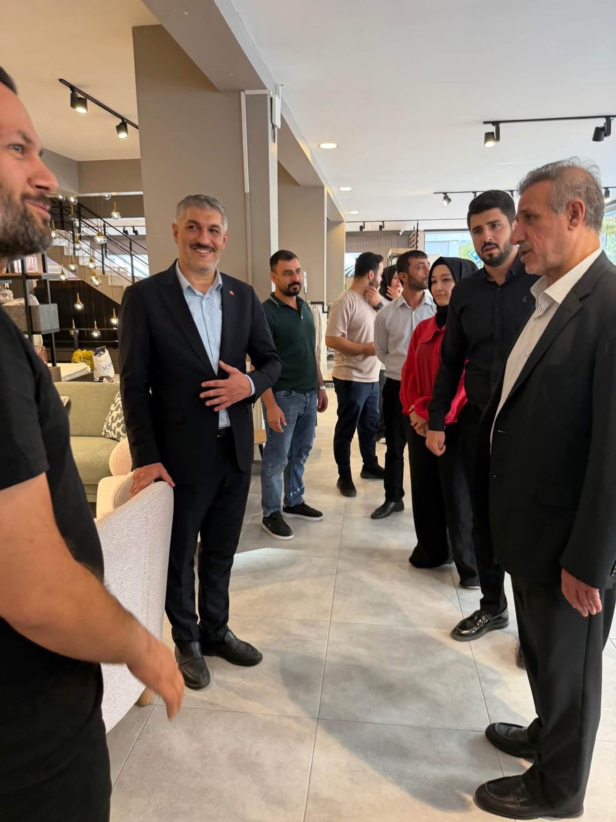 Aknizipkadinkol's tweet photo. Samimi sohbetleri, güler yüzleri ve kıymetli görüşleriyle bizleri ağırlayan tüm esnaflarımıza teşekkür ediyor; hayırlı, bereketli ve bol kazançlar diliyoruz.

Sahada, milletimizle omuz omuza; Nizip’imiz için gönülden çalışmaya devam ediyoruz. 🇹🇷 @tugbaisikercan @AKKADINGM https://t.co/meMOnYVTEO