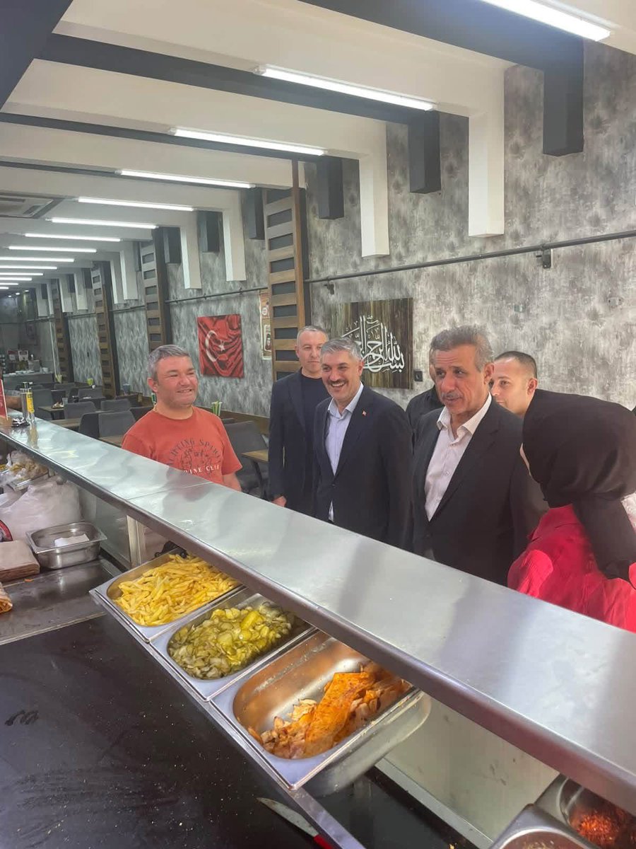 Aknizipkadinkol's tweet photo. Samimi sohbetleri, güler yüzleri ve kıymetli görüşleriyle bizleri ağırlayan tüm esnaflarımıza teşekkür ediyor; hayırlı, bereketli ve bol kazançlar diliyoruz.

Sahada, milletimizle omuz omuza; Nizip’imiz için gönülden çalışmaya devam ediyoruz. 🇹🇷 @tugbaisikercan @AKKADINGM https://t.co/meMOnYVTEO