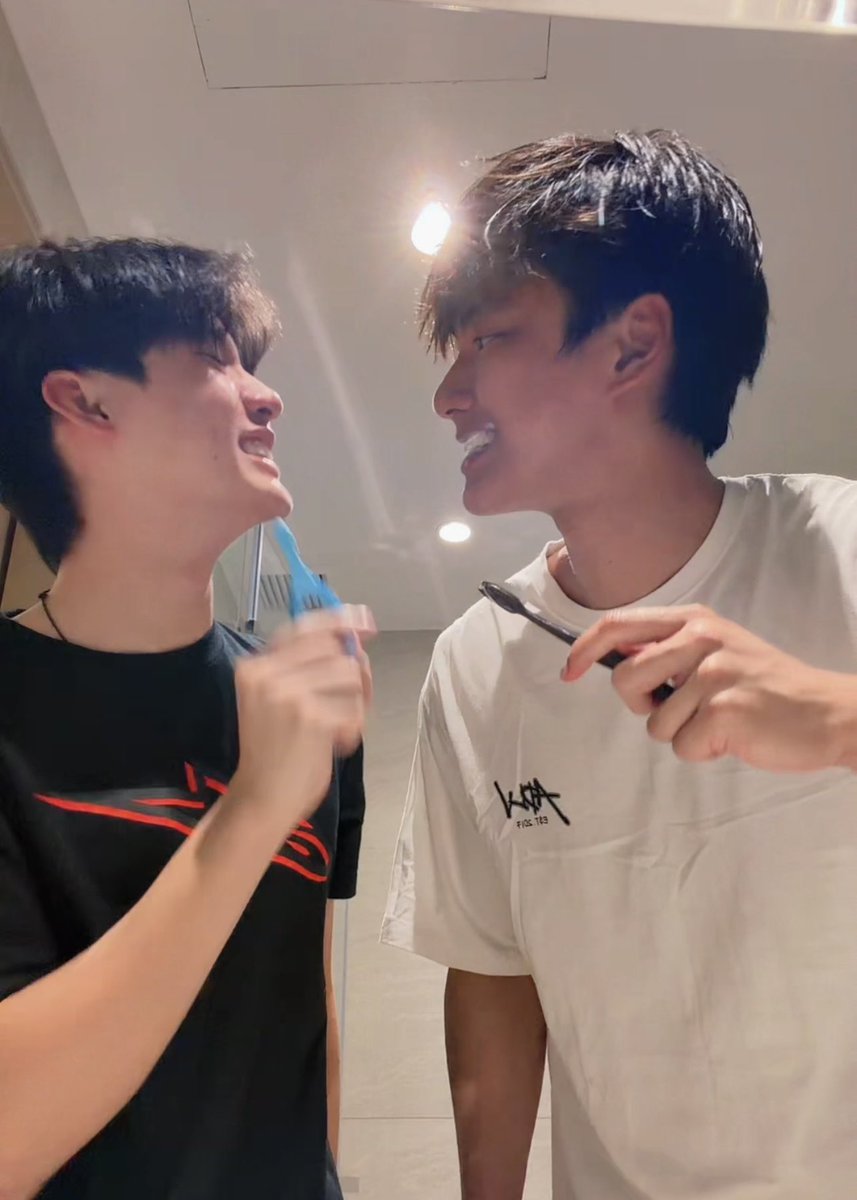ohmretriever's tweet photo. ฟันพี่สะอาดยังครับ *ยีฟันขาว*
สะอาดแล้วครับ ของผมละ *ยีฟันยิ้มหวาน* https://t.co/ThGnfhPfLh