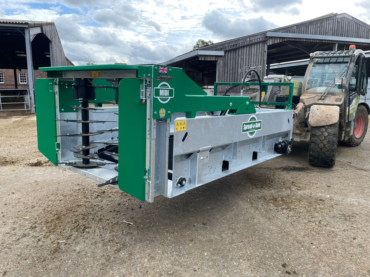 oliveragri's tweet photo. A new @Spreadabale Midi delivered to a Dairy Farm in Buckinghamshire, looking great on the customers @CLAAS_UK SCORPION. https://t.co/j5BlakfH9R