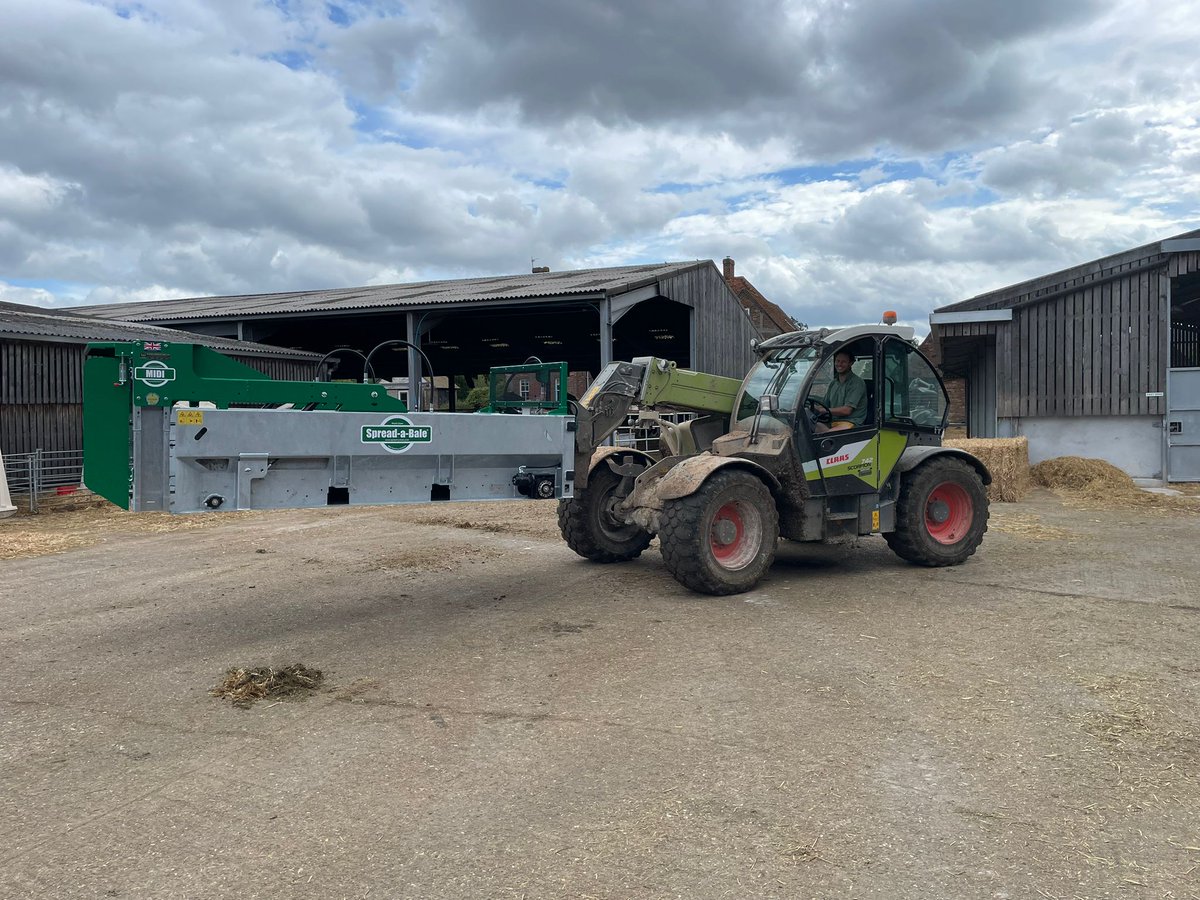 oliveragri's tweet photo. A new @Spreadabale Midi delivered to a Dairy Farm in Buckinghamshire, looking great on the customers @CLAAS_UK SCORPION. https://t.co/j5BlakfH9R