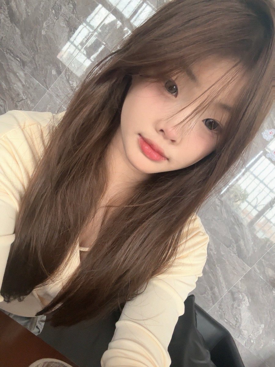 danielle48rn2's tweet photo. 放假了…想通宵找个男闺蜜…..

有人想锐评一下我自己19福嘛 🥹     

看完不许瞎说，赶紧看，我要删了  

真没有🚪 流言 1 我真发～～～～ https://t.co/f1FYTj9UKu