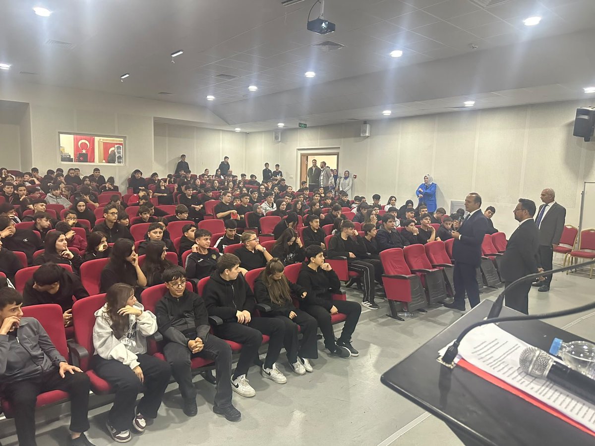 KeciorenMEM's tweet photo. İlçe Millî Eğitim Müdürümüz İbrahim ŞAHİN, Şube Müdürümüz Abdülkerim ÇÖMÇE ile birlikte Bağlum Şehit Oğuz Kaan Usta Mesleki ve Teknik Anadolu Lisesini ziyaret etti.

Ziyaret kapsamında 9. sınıf öğrencilerinin İş Sağlığı ve Güvenliği (İSG) eğitimi çalışmalarını inceleyen Sayın ŞAHİN, öğrencilerle bir süre sohbet ederek eğitim süreçleri hakkında görüşlerini aldı.

Okul yöneticileri ve öğretmenlerle de bir araya gelen İlçe Millî Eğitim Müdürümüz Sayın ŞAHİN, yürütülen çalışmalar hakkında bilgi alarak eğitim öğretim süreçlerinin geliştirilmesine yönelik fikir alışverişinde bulundu.

@ibrahimsah61 @Murat4Kucukali @MemAnkara @meb_ogm @tcmeb