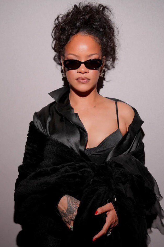 TheePopCore's tweet photo. Rihanna rocks sunglasses at the Christian Dior Women’s Spring/Summer 2027 collection show during Paris Fashion Week. https://t.co/b07f6LfEhj