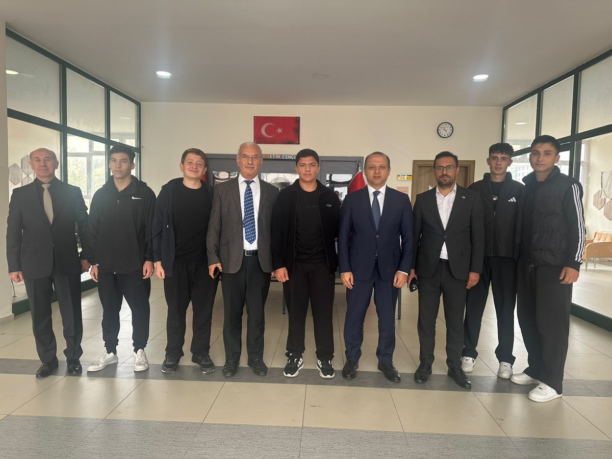 KeciorenMEM's tweet photo. İlçe Millî Eğitim Müdürümüz İbrahim ŞAHİN, Şube Müdürümüz Abdülkerim ÇÖMÇE ile birlikte Bağlum Şehit Oğuz Kaan Usta Mesleki ve Teknik Anadolu Lisesini ziyaret etti.

Ziyaret kapsamında 9. sınıf öğrencilerinin İş Sağlığı ve Güvenliği (İSG) eğitimi çalışmalarını inceleyen Sayın ŞAHİN, öğrencilerle bir süre sohbet ederek eğitim süreçleri hakkında görüşlerini aldı.

Okul yöneticileri ve öğretmenlerle de bir araya gelen İlçe Millî Eğitim Müdürümüz Sayın ŞAHİN, yürütülen çalışmalar hakkında bilgi alarak eğitim öğretim süreçlerinin geliştirilmesine yönelik fikir alışverişinde bulundu.

@ibrahimsah61 @Murat4Kucukali @MemAnkara @meb_ogm @tcmeb