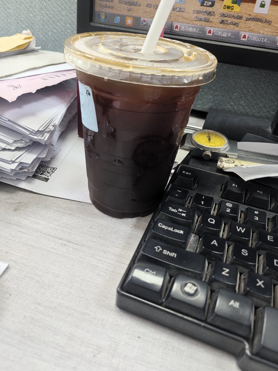 Pegglll's tweet photo. Otra noche de oficina, café frío y deadlines que no esperan. https://t.co/U9UtXqjXJJ