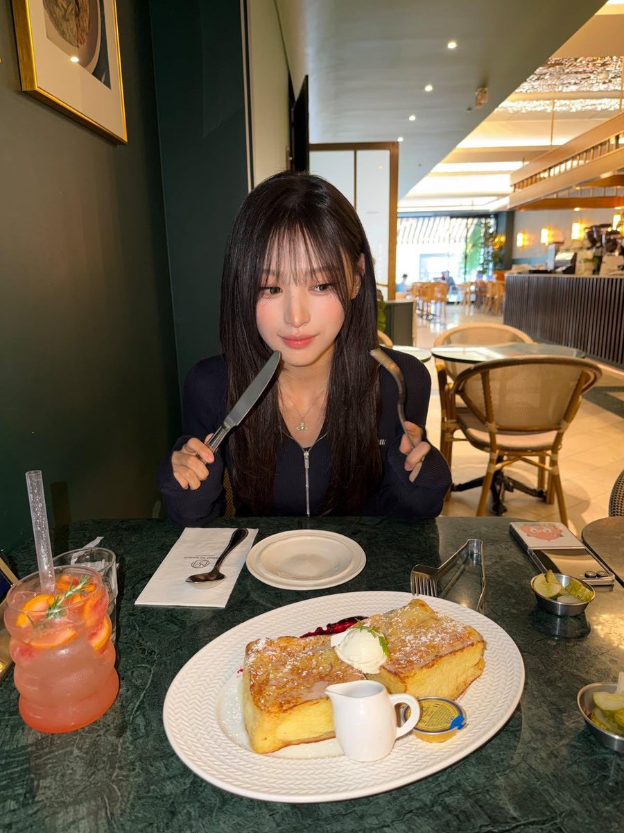 everizib's tweet photo. 셋이무슨사이?...(아무사이아님그냥내가조아함 https://t.co/U4WJwcT9tJ