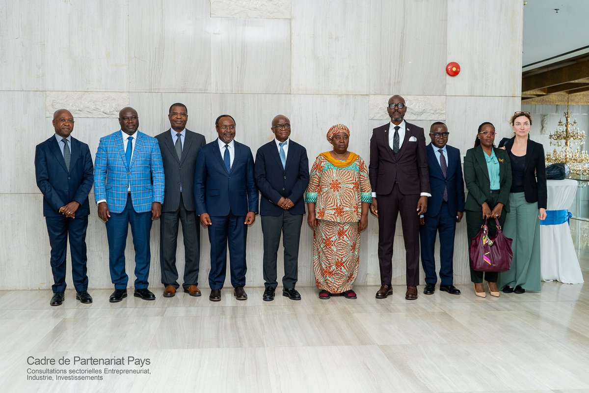 RdcTransforme's tweet photo. Banque mondiale-RDC : les priorités économiques pour les dix prochaines années se précisent

Le Gouvernement congolais et le Groupe de la Banque mondiale ont réuni, ce 29 septembre 2026 à Kinshasa, les administrations publiques, les agences spécialisées, les institutions financières et les organisations du secteur privé.
Cette consultation consacrée au Cadre de partenariat pays 2027-2036 a porté sur quatre sujets : le développement des PME, l’industrialisation, l’accès au financement et l’attractivité des investissements.
Le ministre de l’Entrepreneuriat et du Développement des petites et moyennes entreprises, assurant également l’intérim du ministre de l’Industrie, a présenté les priorités de son programme. Il a insisté sur la consolidation des acquis, le déploiement territorial des interventions et le renforcement des agences publiques autour de trois espaces économiques : le corridor d’Inga, le corridor de Lobito et le corridor de la Paix.
De son côté, Albert G. Zeufack a proposé de mobiliser plusieurs institutions du Groupe de la Banque mondiale. Cette approche associe les financements concessionnels de l’IDA, les interventions de la SFI auprès du secteur privé et les garanties de la MIGA pour élargir les possibilités de financement des entreprises et des projets industriels.
Les participants ont discuté des réformes à retenir, les chaînes de valeur à développer, l’accès des PME au crédit, la transformation locale, les zones économiques spéciales et les indicateurs qui permettront de mesurer les résultats.
Leurs contributions alimenteront le Cadre de partenariat pays qui orientera la coopération entre la RDC et le Groupe de la Banque mondiale de 2027 à 2036.

Lire l’article complet sur le site du Projet TRANSFORME : https://t.co/vCwcKfV9mp

#BanqueMondiale #RDC #Entrepreneuriat #PME #Industrie #Investissement #TRANSFORME