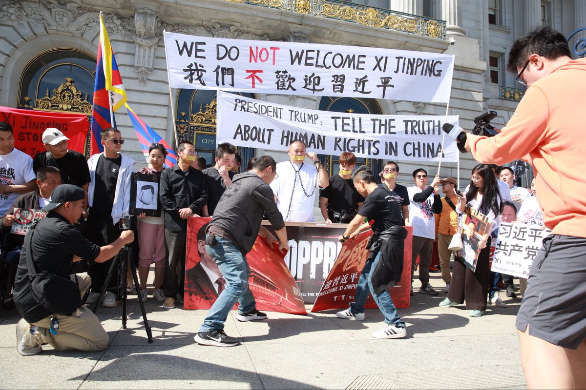 Leefreedom3305's tweet photo. We do not welcome Xi Jingping!
President Trump: TELL THE TRUTH ABOUT HUMAN RIGHTS IN CHINA!
#TellTheTruth
#XiJingping
#China
#HumanRights
#ChineseDream https://t.co/8kpToT8b0c
