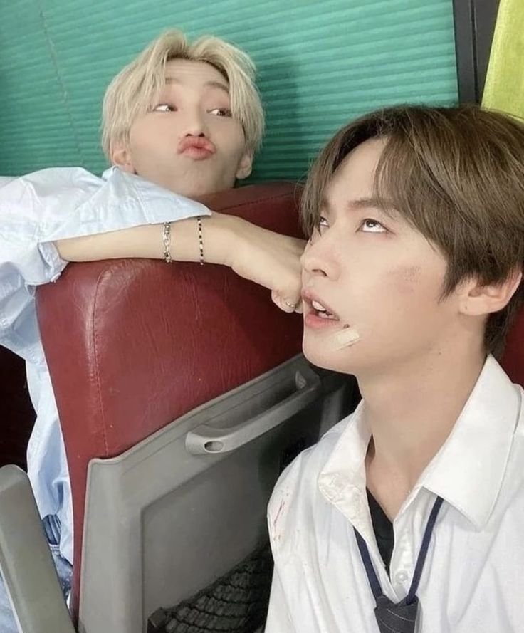 exozcu's tweet photo. @yaekosia first lix now linos https://t.co/dRrrGgdKNw