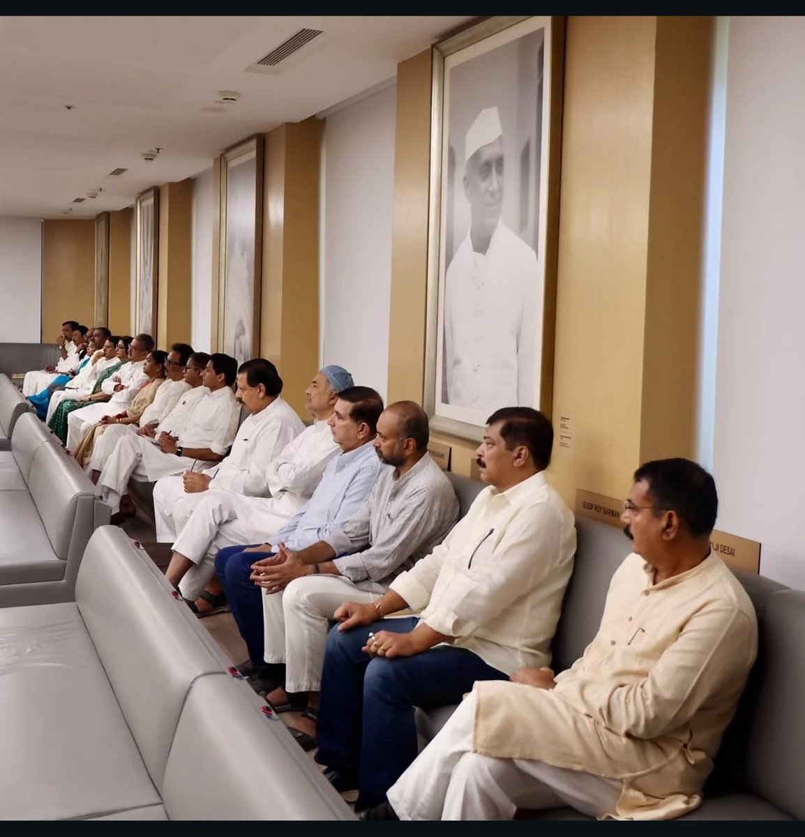 SanjaySDutt's tweet photo. नई दिल्ली स्थित इंदिरा भवन में आज कांग्रेस कार्य समिति (सीडब्ल्यूसी) की महत्वपूर्ण बैठक में कांग्रेस अध्यक्ष श्री मल्लिकार्जुन खरगे जी, कांग्रेस संसदीय दल की अध्यक्ष श्रीमती सोनिया गांधी जी, नेता प्रतिपक्ष श्री राहुल गांधी जी, महासचिव एवं सांसद श्रीमती प्रियंका गांधी जी, अखिल भारतीय कांग्रेस कमेटी महासचिव (संगठन) श्री के.सी. वेणुगोपाल जी तथा पार्टी के वरिष्ठ नेताओं के साथ सहभागी रहा।

बैठक में देश के लोकतांत्रिक ढांचे, संविधान की रक्षा तथा चुनावी प्रक्रिया की पारदर्शिता, विश्वसनीयता और जवाबदेही से जुड़े गंभीर विषयों पर विस्तृत चर्चा हुई।

कांग्रेस कार्य समिति (सीडब्ल्यूसी) ने विशेष गहन पुनरीक्षण (एसआईआर) को तत्काल रोकने, हटाए गए 13 करोड़ 30 लाख मतदाताओं के नाम बहाल करने तथा मुख्य चुनाव आयुक्त श्री ज्ञानेश कुमार के तत्काल इस्तीफे की मांग सहित महत्वपूर्ण प्रस्ताव पारित किए। साथ ही मतदाता सूचियों में हुए बदलावों की स्वतंत्र समीक्षा तथा निर्वाचन आयोग की संवैधानिक स्वायत्तता, पारदर्शिता और विश्वसनीयता सुनिश्चित करने की आवश्यकता पर स्पष्ट जोर दिया गया।

लोकतंत्र की सबसे मजबूत नींव जनता का वोट और उस वोट पर जनता का विश्वास है। प्रत्येक पात्र नागरिक के मताधिकार की रक्षा, हर वोट की सुरक्षा और चुनावी प्रक्रिया में पूर्ण पारदर्शिता एवं जवाबदेही सुनिश्चित करना हमारी सर्वोच्च संवैधानिक प्रतिबद्धता है।

कांग्रेस कार्य समिति (सीडब्ल्यूसी) के समक्ष मैंने हरियाणा में लोकतंत्र और मताधिकार की रक्षा को लेकर कांग्रेस द्वारा चलाए गए जनआंदोलन की भी जानकारी साझा की। चंडीगढ़ स्थित प्रदेश कांग्रेस मुख्यालय से शुरू हुए विरोध मार्च और उसके बाद हरियाणा के सभी जिलों में वरिष्ठ नेताओं के नेतृत्व में आयोजित व्यापक विरोध-प्रदर्शनों में कांग्रेस कार्यकर्ताओं को मिले जबरदस्त जनसमर्थन से अवगत कराया।

इन आंदोलनों के माध्यम से मुख्य चुनाव आयुक्त श्री ज्ञानेश कुमार के इस्तीफे एवं गिरफ्तारी की मांग के साथ-साथ हरियाणा के मुख्यमंत्री श्री नायब सिंह सैनी के इस्तीफे की मांग भी प्रमुखता से उठाई गई। हरियाणा विधानसभा चुनाव के बाद हरियाणा में हुई वोट चोरी के संबंध में श्री राहुल गांधी जी द्वारा देश के समक्ष रखे गए तथ्यों के आधार पर कांग्रेस की स्पष्ट भूमिका है कि भाजपा ने हरियाणा विधानसभा चुनाव में जनता के जनादेश के साथ विश्वासघात कर सत्ता हासिल की है। इसलिए, कांग्रेस का स्पष्ट मत है कि मुख्यमंत्री के रूप में श्री नायब सिंह सैनी के पास शासन जारी रखने का नैतिक अधिकार नहीं है।

इस संघर्ष के लिए हरियाणा कांग्रेस के हजारों कार्यकर्ताओं को प्रेरित करने तथा लोकतंत्र और संविधान की रक्षा के लिए देशव्यापी संघर्ष को नई ऊर्जा देने हेतु कांग्रेस अध्यक्ष श्री मल्लिकार्जुन खरगे जी और नेता प्रतिपक्ष श्री राहुल गांधी जी के प्रति हृदय से आभार व्यक्त किया।

संविधान की रक्षा होगी।
लोकतंत्र की रक्षा होगी।
जनता के वोट के अधिकार की रक्षा होगी।

जनता का वोट — जनता का अधिकार।
लोकतंत्र की रक्षा — हमारा संकल्प।

@INCHaryana