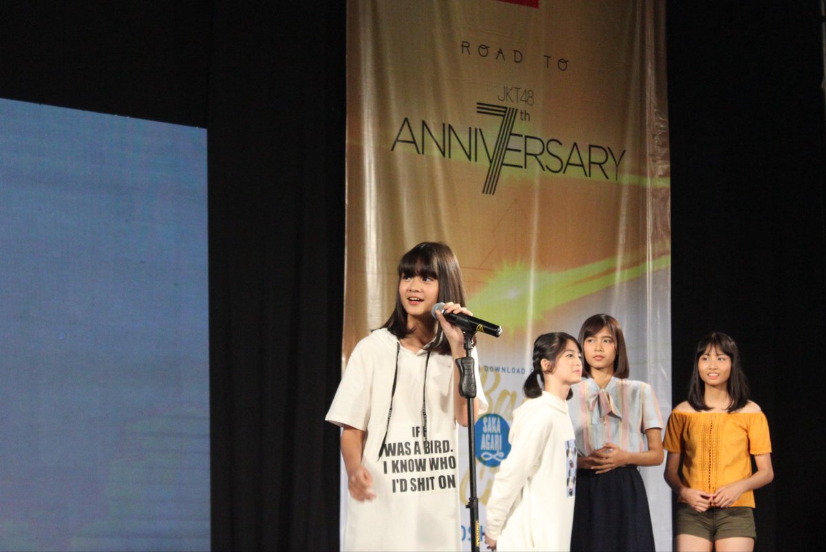 joymonsuta's tweet photo. (ternyata) ada sedikit dokumentasi pertama bertemu sebagian generasi 7

happy anniv ya, kalian! @H_EliJKT48 @A_MutheJKT48 @A_ChristyJKT48 @C_JessiJKT48 @F_OllaJKT48 @Freya_JKT48 

#TheConstellationOfVII
#EightYearsOfLight
#8thYearsLuckySeven https://t.co/zKCWpBazsT