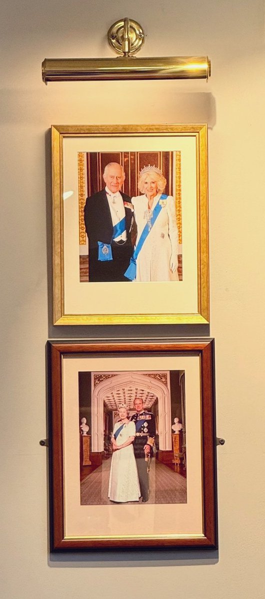 redelitist's tweet photo. Hatchards have refused to prominently advertise or display Swan Song by Earl Spencer, out of respect for His Majesty The King. 

They have held a royal warrant to supply books to the Royal Family since their establishment in 1797. https://t.co/KYAX9uJ5c8