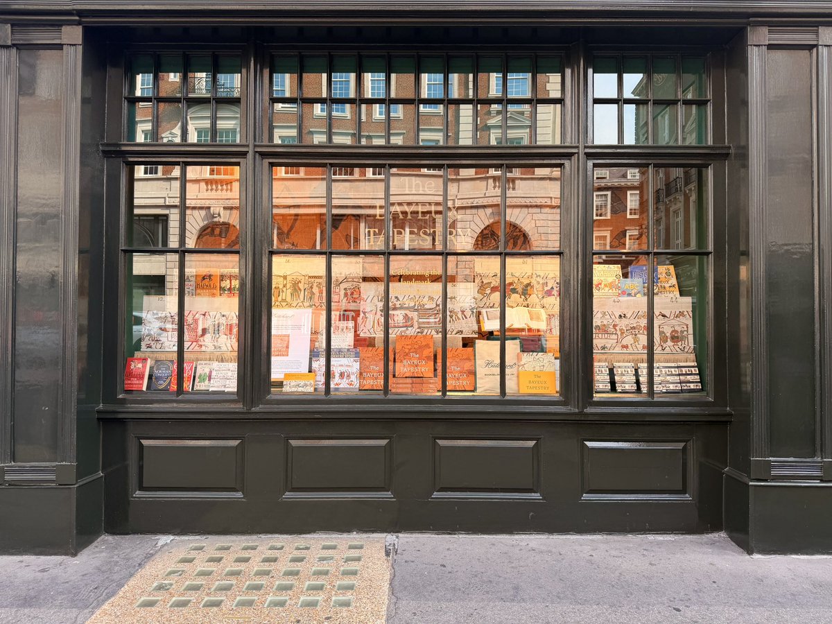 redelitist's tweet photo. Hatchards have refused to prominently advertise or display Swan Song by Earl Spencer, out of respect for His Majesty The King. 

They have held a royal warrant to supply books to the Royal Family since their establishment in 1797. https://t.co/KYAX9uJ5c8